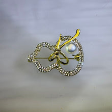 Load image into Gallery viewer, White Freshwater Pearl Gourd Brooch 白色淡水珍珠镶嵌葫芦胸针