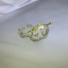 Load image into Gallery viewer, White Freshwater Pearl Gourd Brooch 白色淡水珍珠镶嵌葫芦胸针