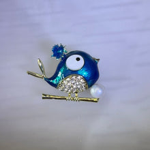 Load image into Gallery viewer, White Freshwater Pearl Bird Brooch 白色淡水珍珠小鸟胸针