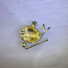 Load image into Gallery viewer, White Freshwater Pearl Bird Brooch 白色淡水珍珠小鸟胸针
