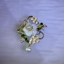 Load image into Gallery viewer, White Freshwater Pearl Flower Brooch 白色淡水珍珠花朵胸针