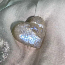 Load image into Gallery viewer, Moonstone Sunstone Coexistence Heart 月光石太阳石共生爱心摆件