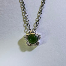 Load image into Gallery viewer, Chrome Diopside Floral Necklace 透辉石小花项链