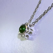 Load image into Gallery viewer, Chrome Diopside Floral Necklace 透辉石小花项链