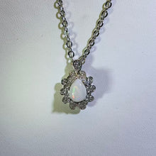 Load image into Gallery viewer, White Opal Floral Halo Necklace 白色欧泊花簇项链