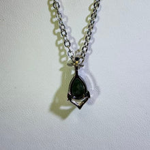 Load image into Gallery viewer, Moss Agate Rhombus Accent Necklace 水草玛瑙点缀吊坠项链