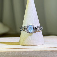 Load image into Gallery viewer, Aquamarine Lattice Solitaire Ring 海蓝宝格纹简约戒指