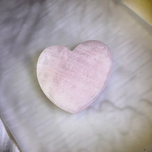 Load image into Gallery viewer, Rose Quartz Heart 粉水晶爱心摆件
