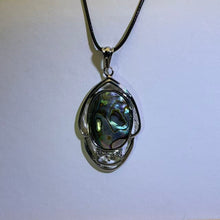 Load image into Gallery viewer, Pāua Abalone Shell Vintage Pendant Necklace 鲍贝复古吊坠项链