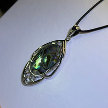 Load image into Gallery viewer, Pāua Abalone Shell Vintage Pendant Necklace 鲍贝复古吊坠项链
