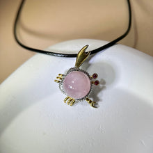 Load image into Gallery viewer, Rose Quartz Crab Pendant Necklace 粉水晶镶嵌螃蟹吊坠项链
