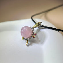 Load image into Gallery viewer, Rose Quartz Crab Pendant Necklace 粉水晶镶嵌螃蟹吊坠项链
