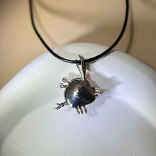 Load image into Gallery viewer, Rose Quartz Crab Pendant Necklace 粉水晶镶嵌螃蟹吊坠项链
