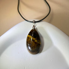 Load image into Gallery viewer, Yellow Tiger&#39;s Eye Pendant Necklace 黄色虎眼石水滴吊坠项链
