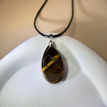 Load image into Gallery viewer, Yellow Tiger&#39;s Eye Pendant Necklace 黄色虎眼石水滴吊坠项链
