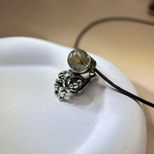 将图片加载到图库查看器，Golden Rutilated Quartz Astronaut Pendant Necklace 金发晶水晶镶嵌太空人吊坠项链
