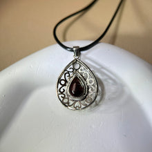 将图片加载到图库查看器，Amber Pendant Necklace 血珀琥珀镶嵌吊坠项链
