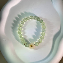 将图片加载到图库查看器，Green Prehnite White Nephrite Flower Beads Bracelet 绿色葡萄石和田玉白玉花朵手串
