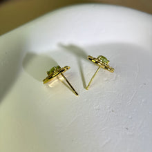 Load image into Gallery viewer, 14K Gold Filled Peridot Love Heart Earrings 橄榄石爱心14K注金镶嵌耳钉
