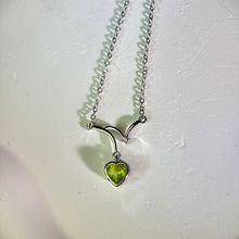 将图片加载到图库查看器，Peridot Love Heart Pendant Necklace 橄榄石爱心镶嵌吊坠项链
