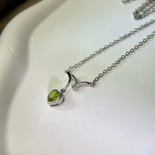 Load image into Gallery viewer, Peridot Love Heart Pendant Necklace 橄榄石爱心镶嵌吊坠项链
