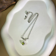 将图片加载到图库查看器，Peridot Love Heart Pendant Necklace 橄榄石爱心镶嵌吊坠项链
