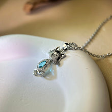 Load image into Gallery viewer, Swiss Blue Topaz Cat Pendant 瑞士蓝托帕石镶嵌吊坠
