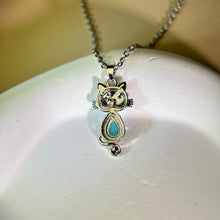 Load image into Gallery viewer, Swiss Blue Topaz Cat Pendant 瑞士蓝托帕石镶嵌吊坠
