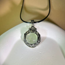 将图片加载到图库查看器，Green Prehnite Pendant Necklace 绿色葡萄石镶嵌吊坠项链
