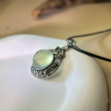 Load image into Gallery viewer, Green Prehnite Pendant Necklace 绿色葡萄石镶嵌吊坠项链
