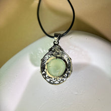 Load image into Gallery viewer, Green Prehnite Pendant Necklace 绿色葡萄石镶嵌吊坠项链
