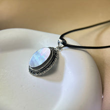 将图片加载到图库查看器，Black Mother of Pearl Pendant Necklace 黑贝母镶嵌吊坠项链
