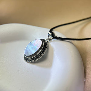 Black Mother of Pearl Pendant Necklace 黑贝母镶嵌吊坠项链