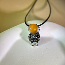 将图片加载到图库查看器，Amber Astronaut Pendant Necklace 蜜蜡琥珀镶嵌太空人吊坠项链
