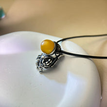 将图片加载到图库查看器，Amber Astronaut Pendant Necklace 蜜蜡琥珀镶嵌太空人吊坠项链
