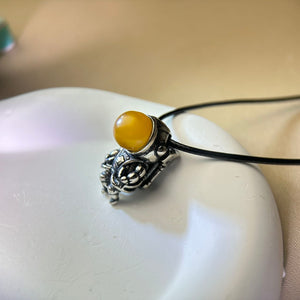 Amber Astronaut Pendant Necklace 蜜蜡琥珀镶嵌太空人吊坠项链