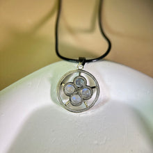 将图片加载到图库查看器，Labradorite Clover Spinning Pendant Necklace 拉长石灰月光石镶嵌四叶草旋转吊坠项链
