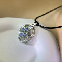 Load image into Gallery viewer, Labradorite Clover Spinning Pendant Necklace 拉长石灰月光石镶嵌四叶草旋转吊坠项链
