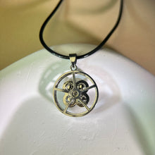 Load image into Gallery viewer, Labradorite Clover Spinning Pendant Necklace 拉长石灰月光石镶嵌四叶草旋转吊坠项链
