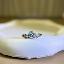 Load image into Gallery viewer, Swiss Blue Topaz Adjustable Ring 瑞士蓝托帕石镶嵌活口戒指
