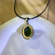 将图片加载到图库查看器，Green Nephrite Pendant Necklace 和田玉青玉镶嵌吊坠项链
