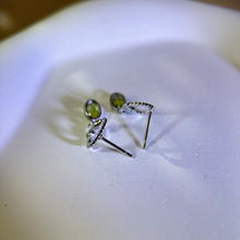 将图片加载到图库查看器，925 Silver Peridot Earrings 橄榄石镶嵌银耳钉
