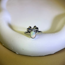 Load image into Gallery viewer, White Opal Adjustable Ring 白色欧泊镶嵌活口戒指
