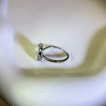 Load image into Gallery viewer, White Opal Adjustable Ring 白色欧泊镶嵌活口戒指
