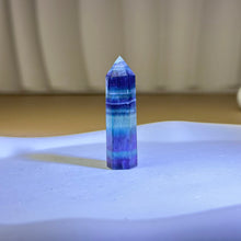 Load image into Gallery viewer, Fluorite Point Wand 萤石单尖六棱柱
