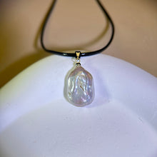 Load image into Gallery viewer, White Baroque Freshwater Pearl Pendant Necklace 白色巴洛克淡水珍珠吊坠项链
