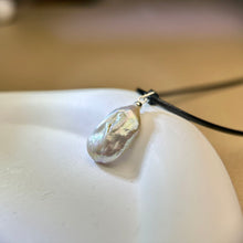 Load image into Gallery viewer, White Baroque Freshwater Pearl Pendant Necklace 白色巴洛克淡水珍珠吊坠项链
