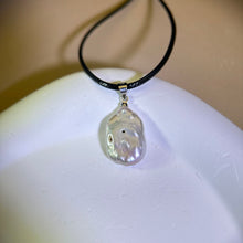 Load image into Gallery viewer, White Baroque Freshwater Pearl Pendant Necklace 白色巴洛克淡水珍珠吊坠项链
