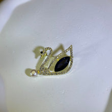 将图片加载到图库查看器，White Freshwater Pearl Swan Brooch 白色淡水珍珠镶嵌天鹅胸针
