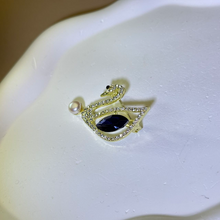 Load image into Gallery viewer, White Freshwater Pearl Swan Brooch 白色淡水珍珠镶嵌天鹅胸针
